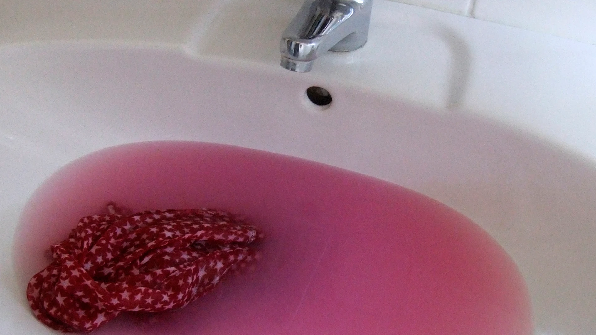 ¿Qué son las manchas rosadas que aparecen en el cuarto de baño? ¿Son peligrosas?