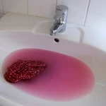 ¿Qué son las manchas rosadas que aparecen en el cuarto de baño? ¿Son peligrosas?