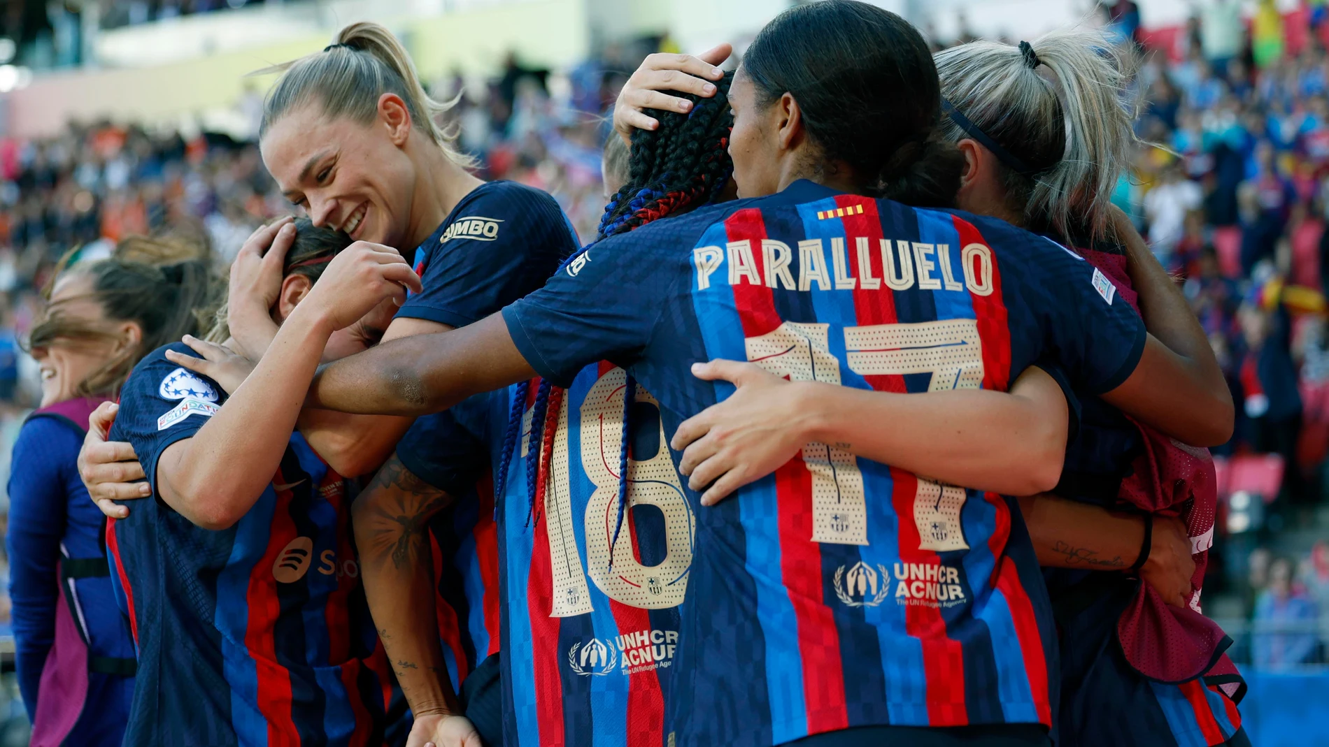 EINDHOVEN (PAÍSES BAJOS), 03/06/2023.- La defensa del FC Barcelona Fridolina Rolfo (c-i) celebra con sus compañeras tras marcar el 3-2 durante la final de la Liga de Campeones Femenina entre FC Barcelona y Wolfsburgo, este sábado en el Philips Stadion de Eindhoven. EFE/ Alberto Estévez 