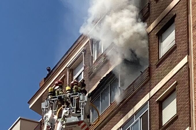 Los bomberos intervienen en el incendio de una vivienda en la calle Padilla de Valladolid