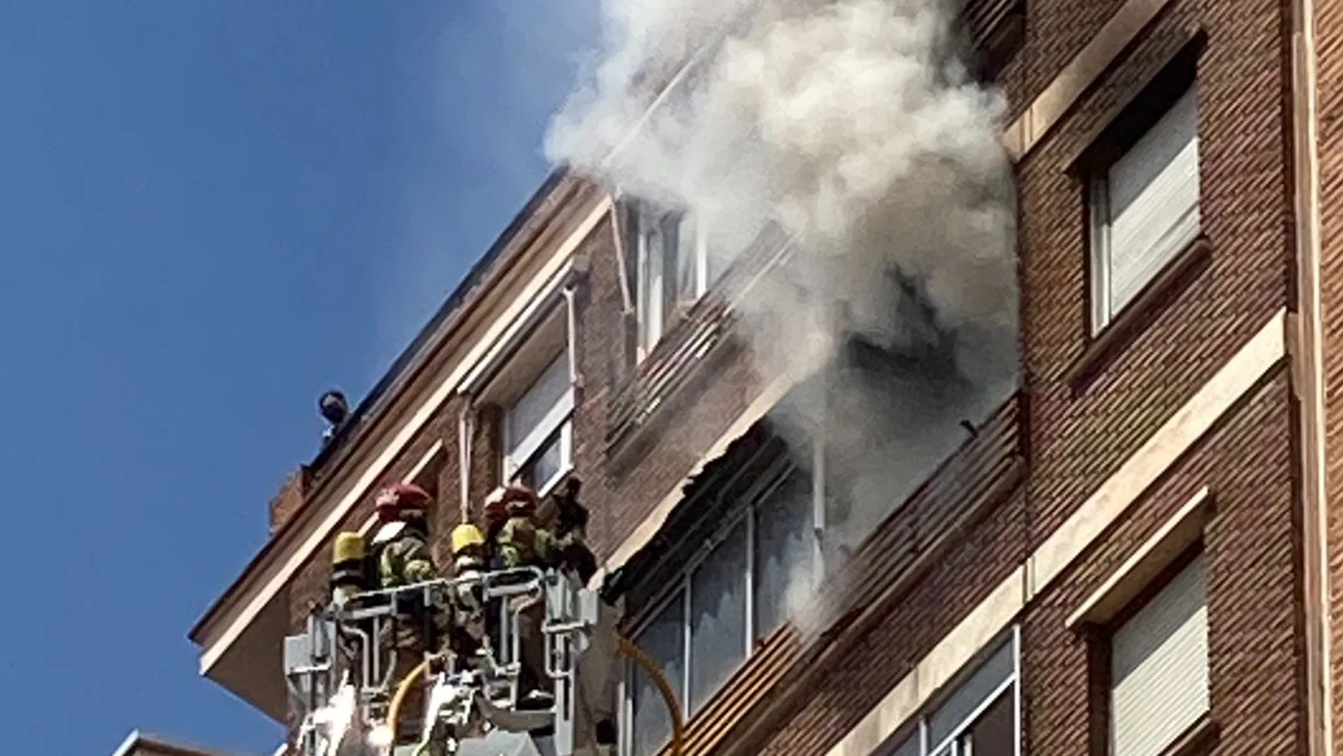 Los bomberos intervienen en el incendio de una vivienda en la calle Padilla de Valladolid