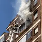 Los bomberos intervienen en el incendio de una vivienda en la calle Padilla de Valladolid