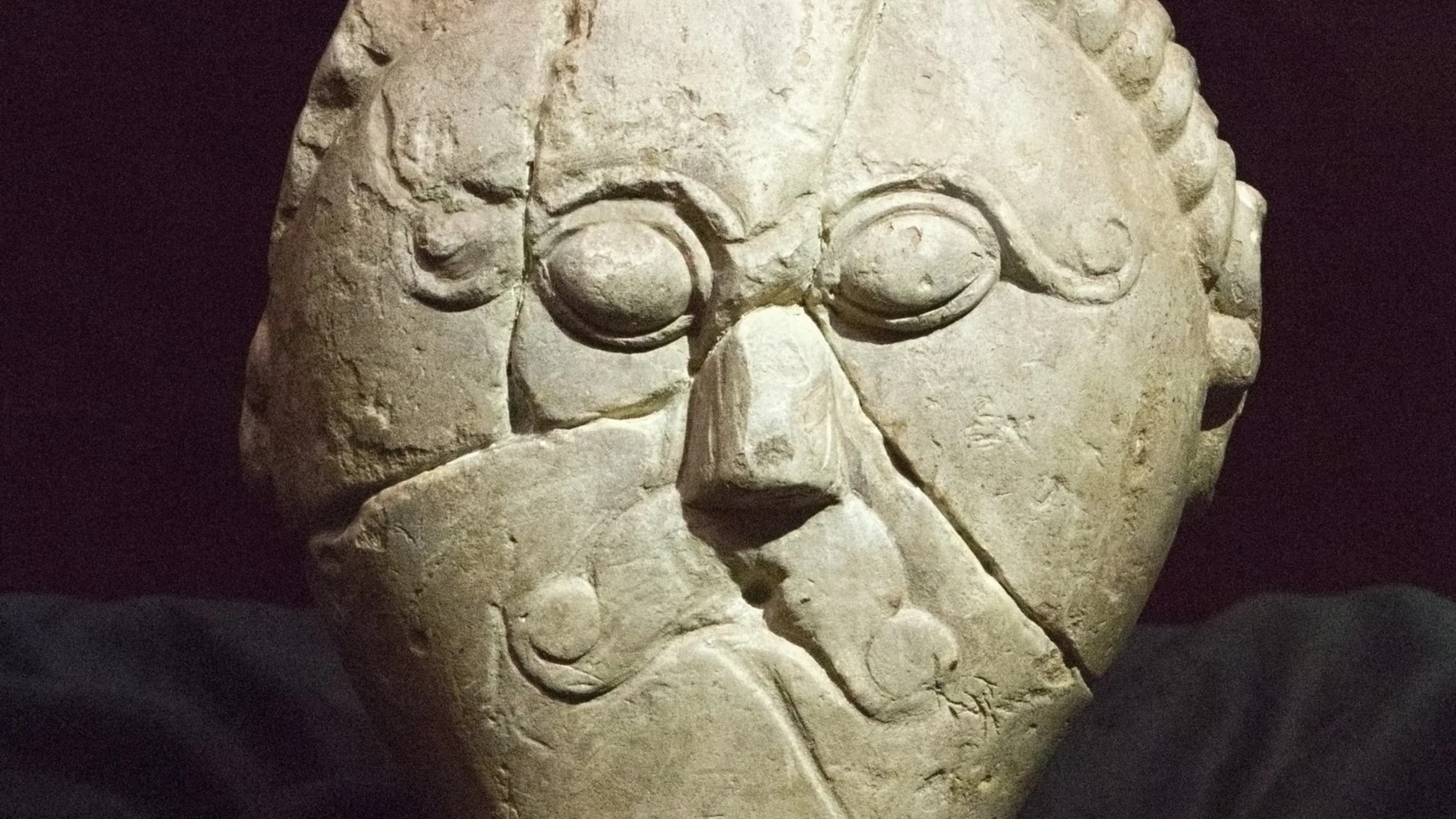Escultura hallada en Msecké Zehrovice (República Checa) representando a un personaje céltico.