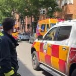 Los servicios de emergencia asisten a una niña en estado grave tras caerle la puerta de un garaje en Madrid