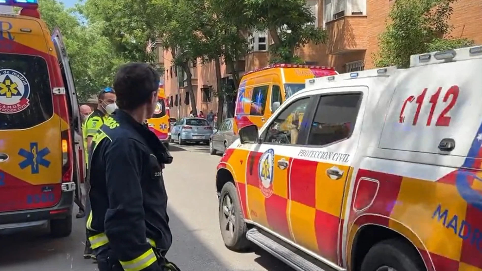 Los servicios de emergencia asisten a una niña en estado grave tras caerle la puerta de un garaje en Madrid