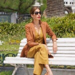 Las mujeres 50+ nos enseñan cómo llevar el traje de lino con chaleco más viral de la temporada 
