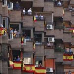 Balcones engalanados con banderas de España en Granada