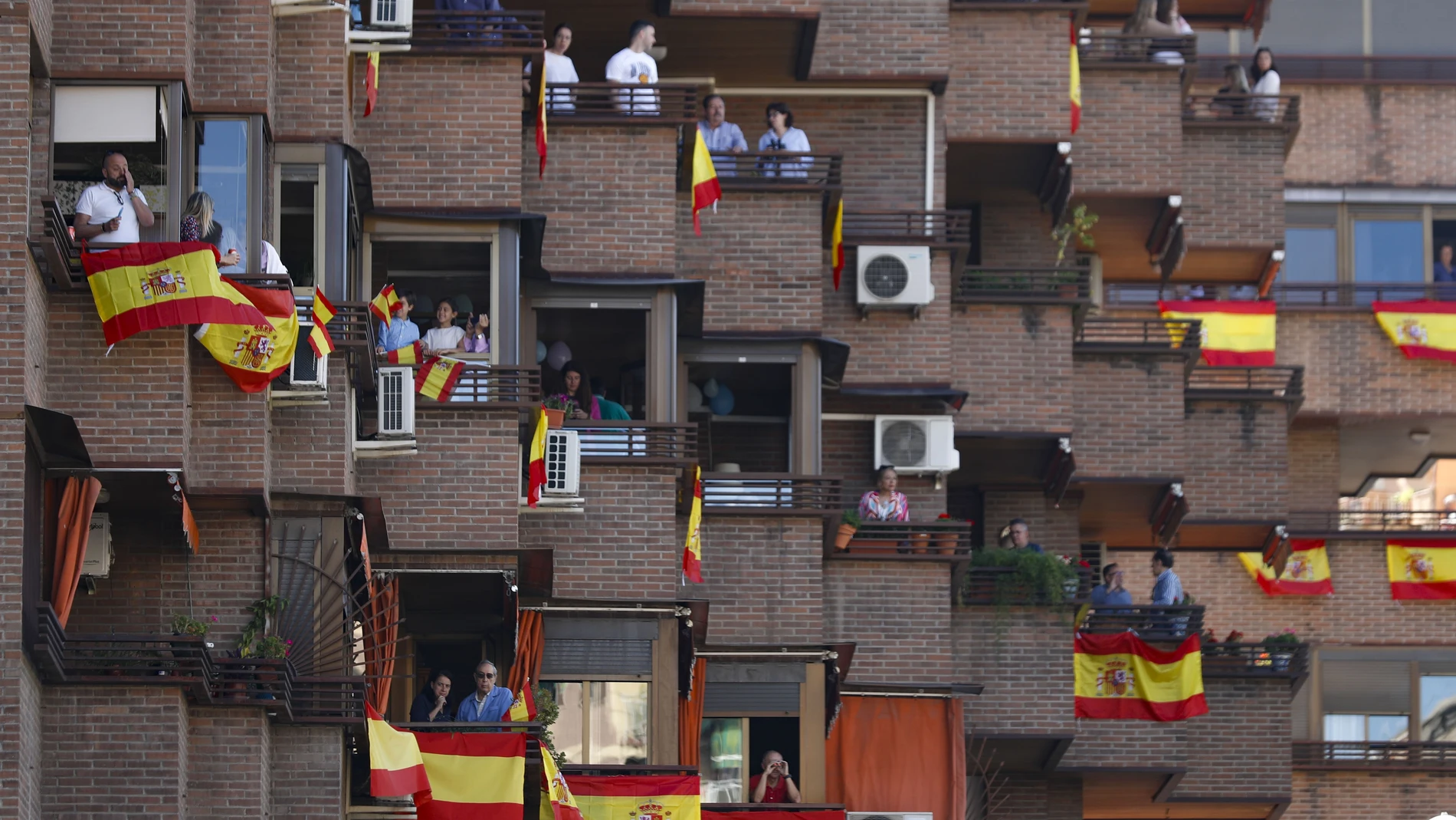 Balcones engalanados con banderas de España en Granada