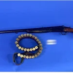 El arma y la munición que el ladrón dejó en su coche