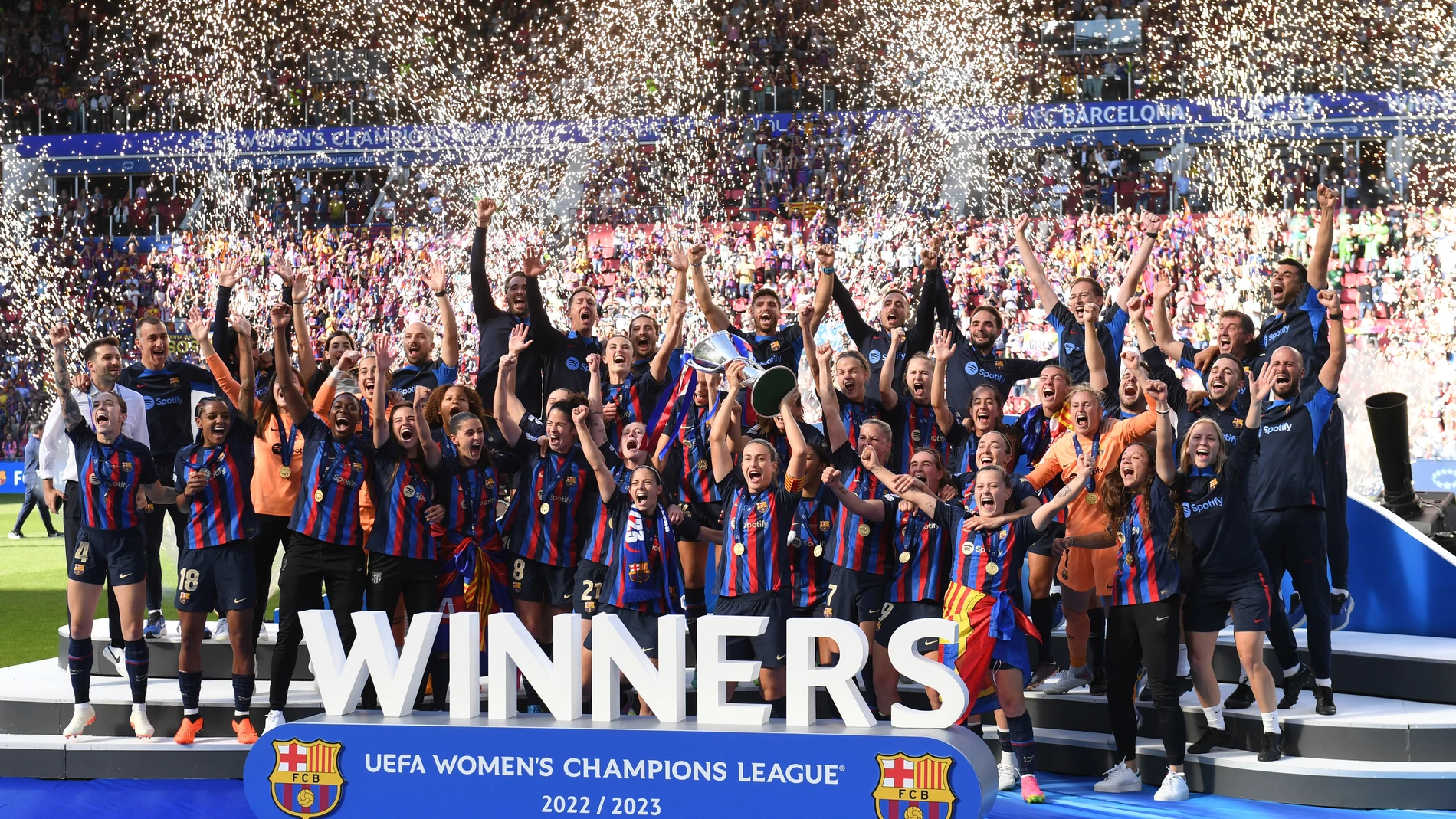 03 June 2023, Netherlands, Eindhoven: Barcelona players celebrate with the trophy after the UEFA Women's Champions League final soccer match between FC Barcelona and VfL Wolfsburg at Philips Stadium. Photo: Swen Pförtner/dpa 03/06/2023 ONLY FOR USE IN SPAIN