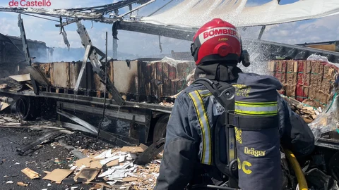 La AP7 sigue cortada en Nules por el accidente de dos camiones