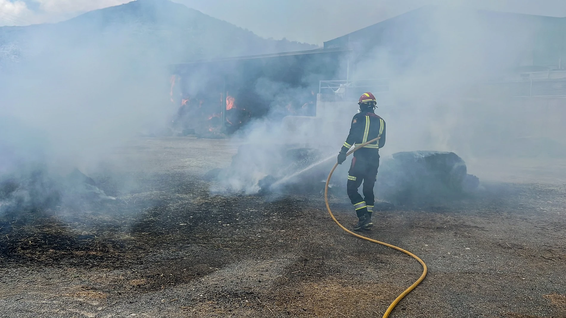 Un bombero en el incendio de Valverde de Alcalá