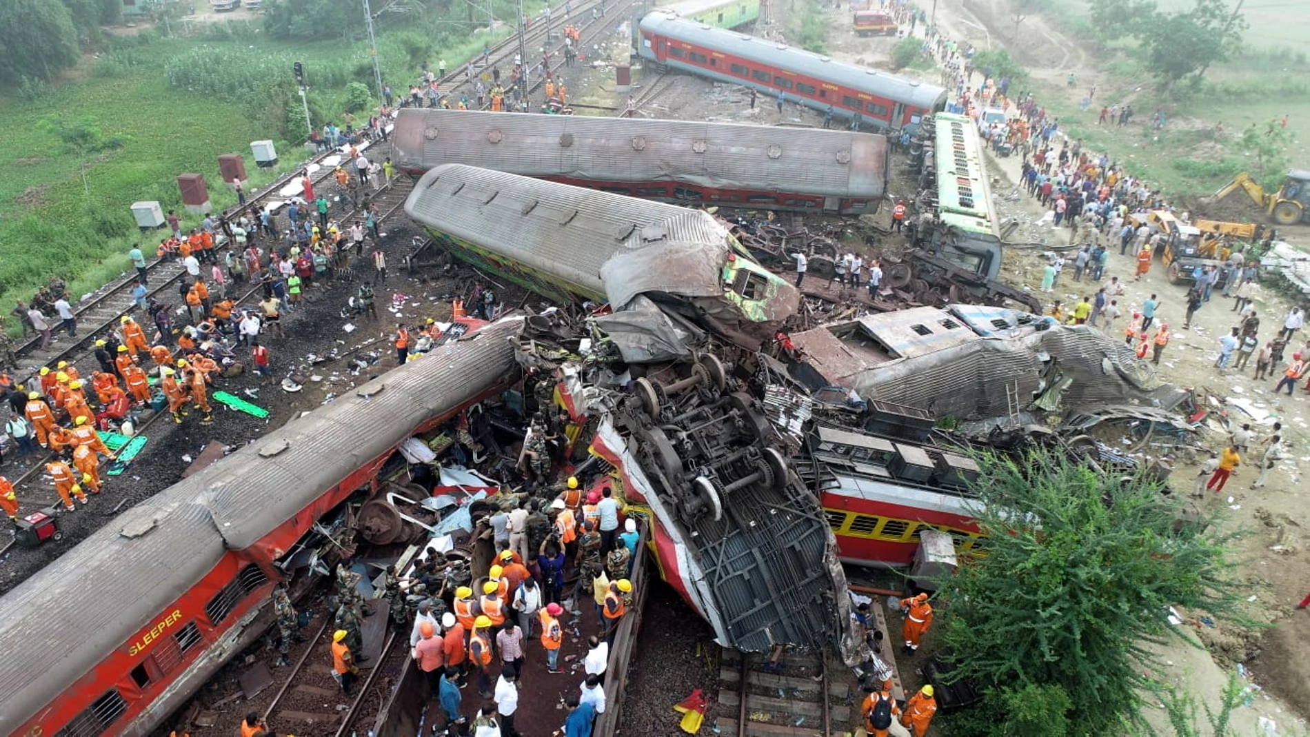 Balasore (India), 03/06/2023.- A handout photo made available by India's National Disaster Response Force (NDRF) and taken with a drone shows the site of a train accident at Odisha Balasore, India, 03 June 2023. Over 200 people died and more than 900 were injured after three trains collided one after another. According to railway officials the Coromandel Express, which operates between Kolkata and Chennai, crashed into the Howrah Superfast Express. EFE/EPA/National Disaster Response Force / HANDOUT BEST QUALITY AVAILABLE -- HANDOUT EDITORIAL USE ONLY/NO SALES HANDOUT EDITORIAL USE ONLY/NO SALES