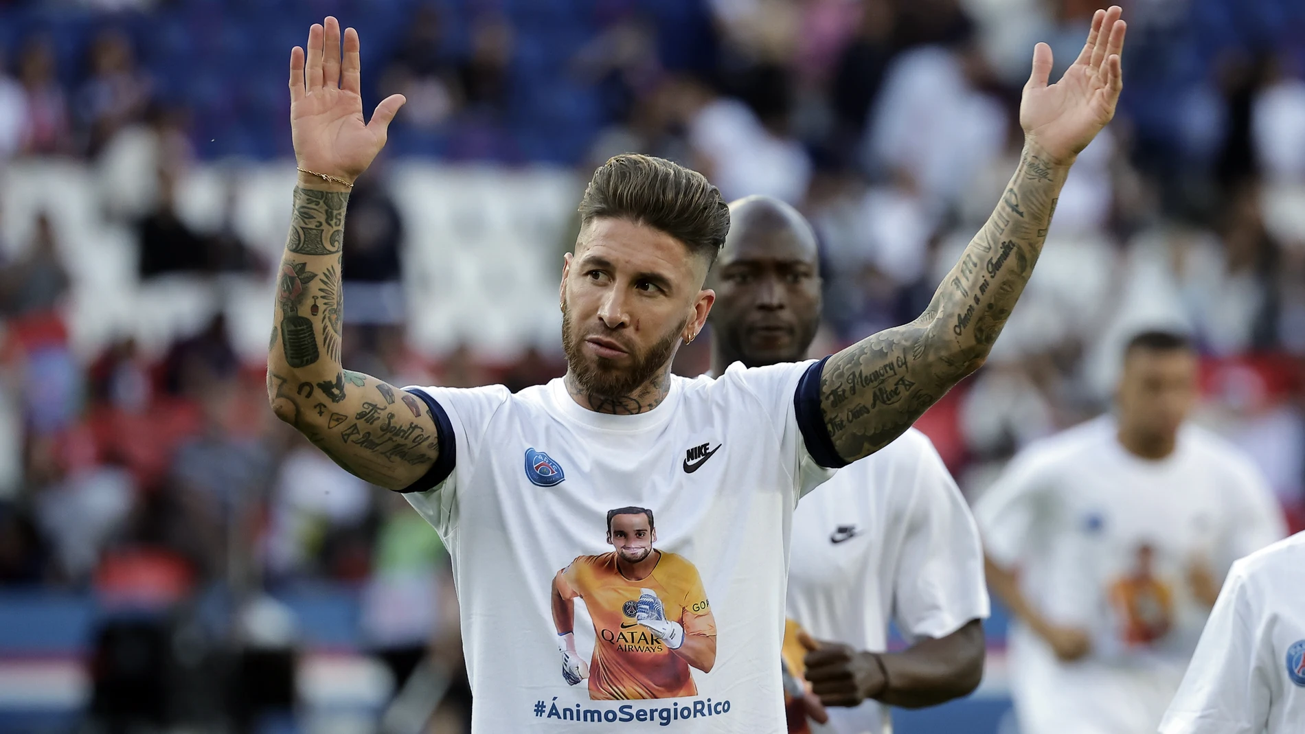 Paris (France), 15/04/2023.- Paris Saint Germain's Sergio Ramos reacts as he warms up wearing a t-shirt in support of injured player Sergio Rico prior to the French Ligue 1 soccer match between Paris Saint Germain and Clermont Foot 63 in Paris, France, 03 June 2023. (Francia) EFE/EPA/CHRISTOPHE PETIT TESSON 