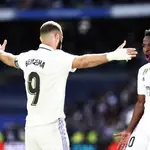 Benzema y Vinicius celebran un gol en el Bernabéu