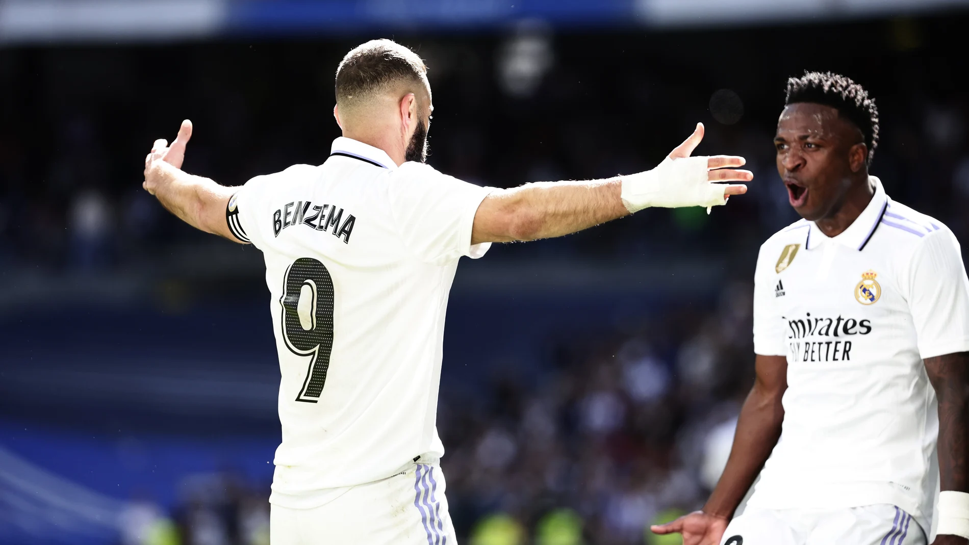 Benzema y Vinicius celebran un gol en el Bernabéu