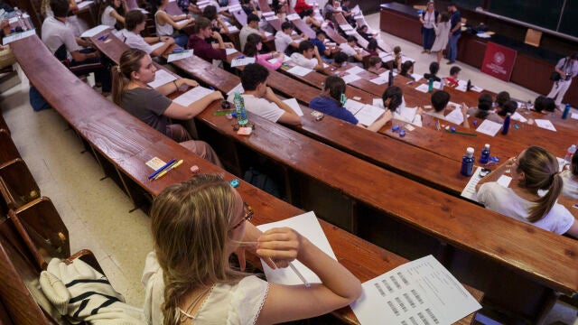 Varios estudiantes durante uno de los exámenes de la EvAU en la facultad de Farmacia. David Jar