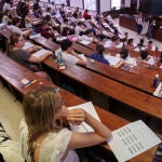 Varios estudiantes durante uno de los exámenes de la EvAU en la facultad de Farmacia. David Jar