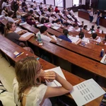 Varios estudiantes durante uno de los exámenes de la EvAU en la facultad de Farmacia. David Jar