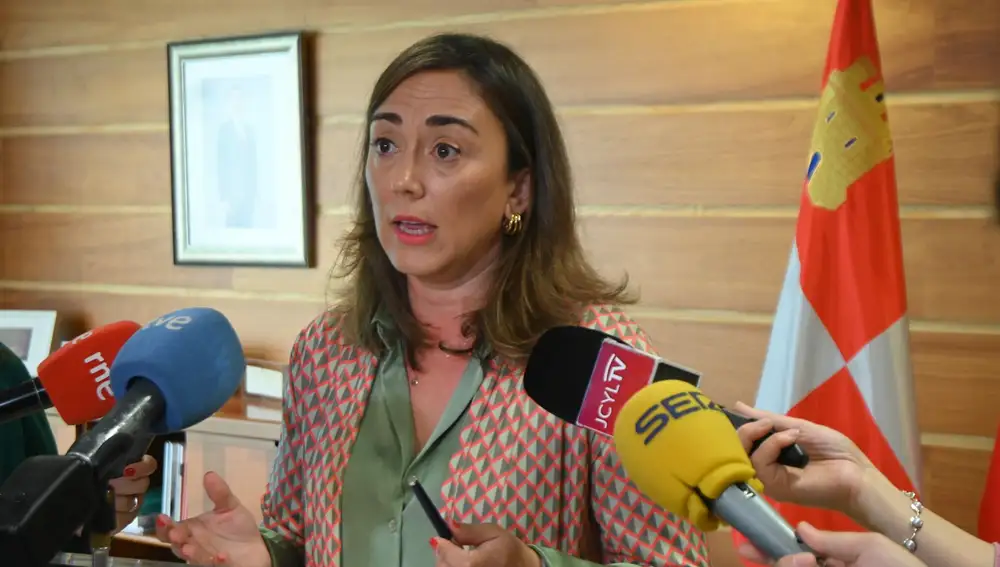 La consejera María González Corral atiende a la prensa
