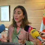 La consejera María González Corral atiende a la prensa