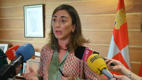 La consejera María González Corral atiende a la prensa