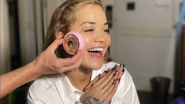 Rita Ora, en su tratamiento facial intensivo UFO 2™ de Foreo