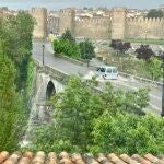  Las lluvias complican el tráfico en el puente Adaja, en Ávila