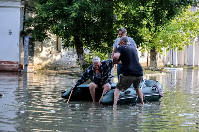 Zelenski denuncia que Rusia está disparando a los rescatistas en las zonas inundadas tras la destrucción de la presa