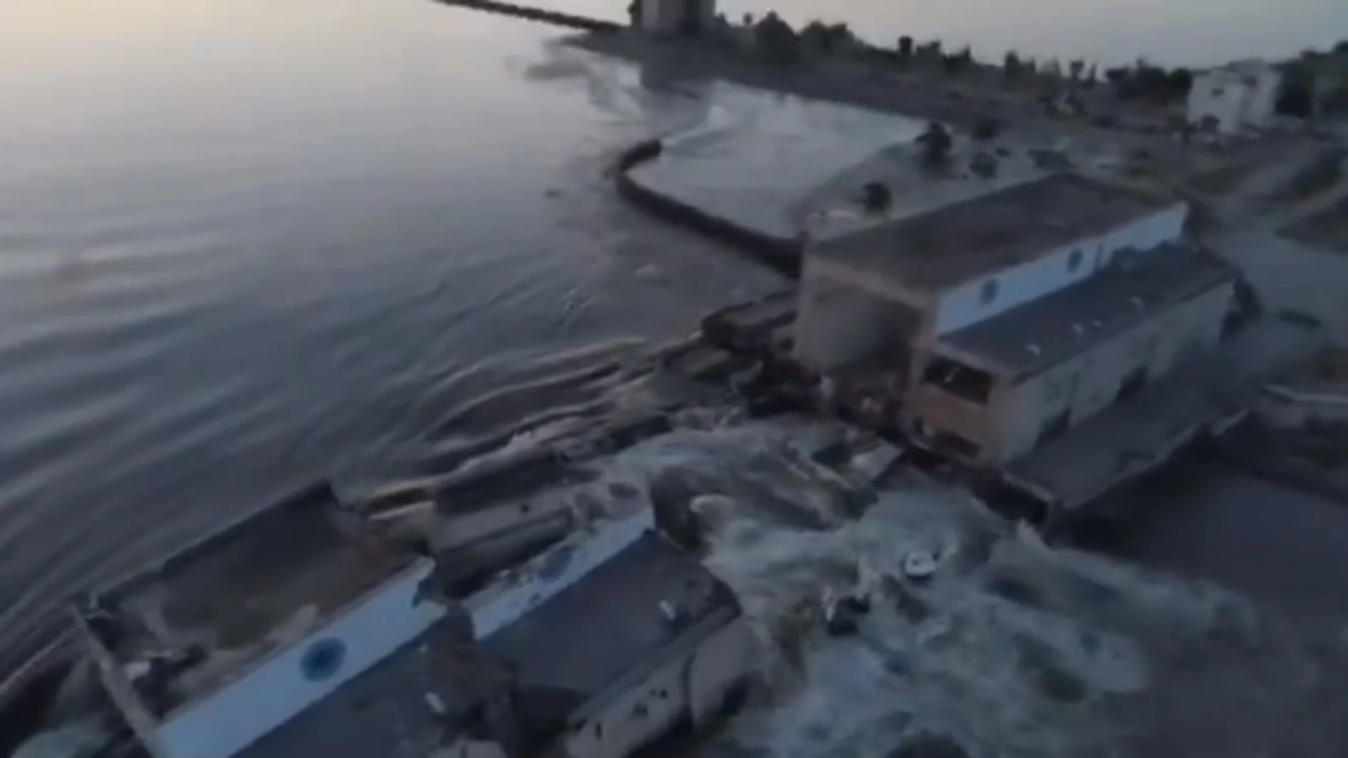 Kakhovka (Ukraine), 06/06/2023.- A still image taken from a handout video made available by the telegram account of the President of Ukraine, Volodymyr Zelensky on 06 June 2023 of water running through a breakthrough in the Kakhovka dam, in Kakhovka, Kherson region, southern Ukraine, amid the Russian invasion. Ukraine has accused Russian forces to have destroyed a critical dam and hydroelectric power plant on the Dnieper River along the front line in southern Ukraine on 06 June. A number of settlements were completely or partially flooded, Kherson region governor Oleksandr Prokudin said on telegram. Russian troops entered Ukraine on 24 February 2022 starting a conflict that has provoked destruction and a humanitarian crisis. (Rusia, Ucrania) EFE/EPA/OFFICIAL CHANNEL PRESIDENT OF UKRAINE VOLODYMYR ZELENSKIY HANDOU -- MANDATORY CREDIT: OFFICIAL CHANNEL OF THE PRESIDENT OF UKRAINE VOLODYMYR ZELENSKIY -- BEST QUALITY AVAILABLE -- HANDOUT EDITORIAL USE ONLY/NO SALES 