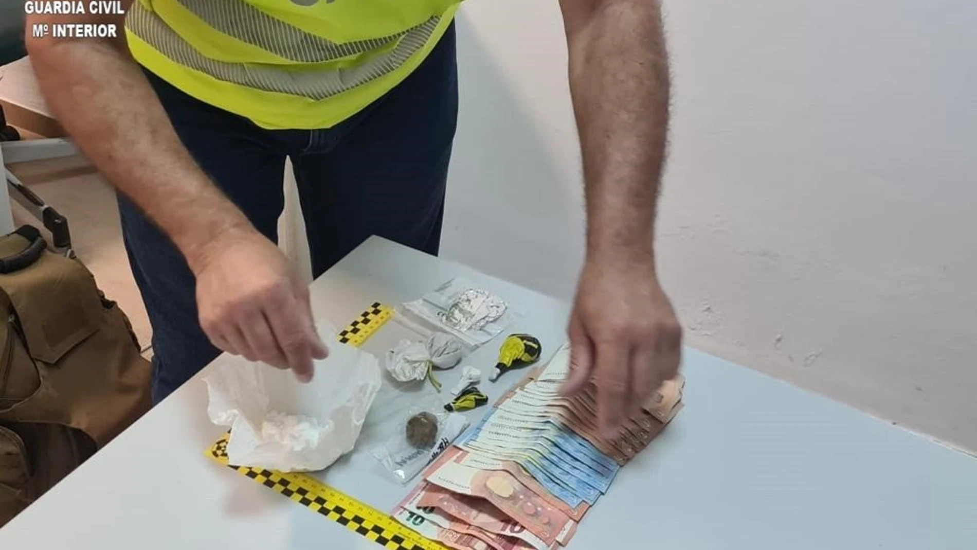 Material intervenido en el punto de venta de droga desmantelado por la Guardia Civil en Villanueva del Río, en Sevilla. GUARDIA CIVIL 06/06/2023