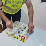Material intervenido en el punto de venta de droga desmantelado por la Guardia Civil en Villanueva del Río, en Sevilla.