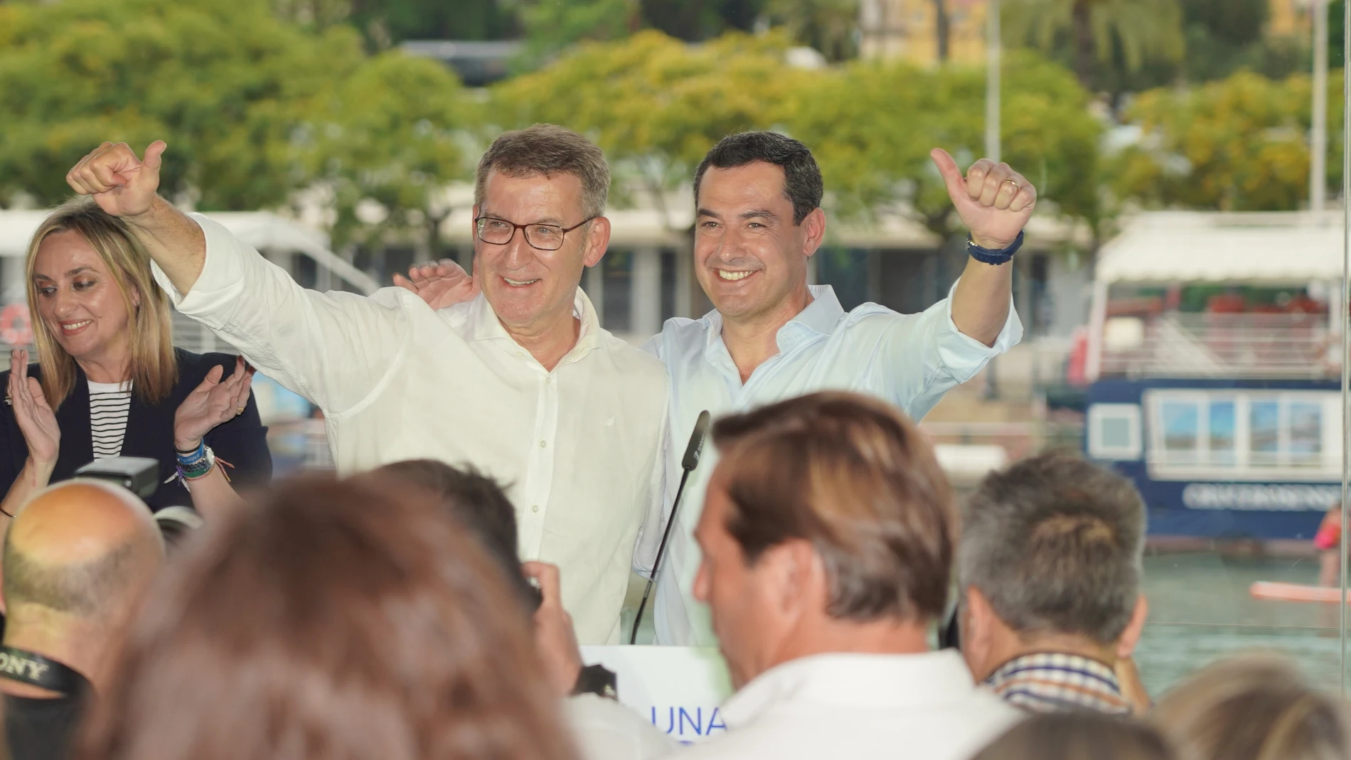 El presidente del PP, Alberto Núñez Feijóo, y el jefe del Ejecutivo andaluz, Juanma Moreno, en la junta directiva del PP-A celebrada en Sevilla