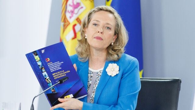 La vicepresidenta primera y ministra de Asuntos Económicos y Transformación Digital, Nadia Calviño, durante una rueda de prensa posterior a la reunión del Consejo de Ministros, en el Palacio de La Moncloa, a 6 de junio de 2023, en Madrid (España). 