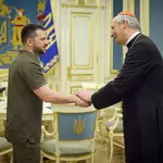Volodimir Zelenski recibe en Kyiv al enviado del Vaticano, el cardenal Matteo Zuppi
