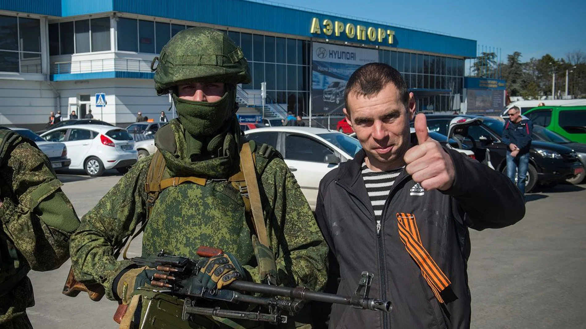 Soldado encubierto ruso junto con un simpatizante pro-Kremlin durante la ocupación de Crimea (2014), exponente de la denominada guerra híbrida.