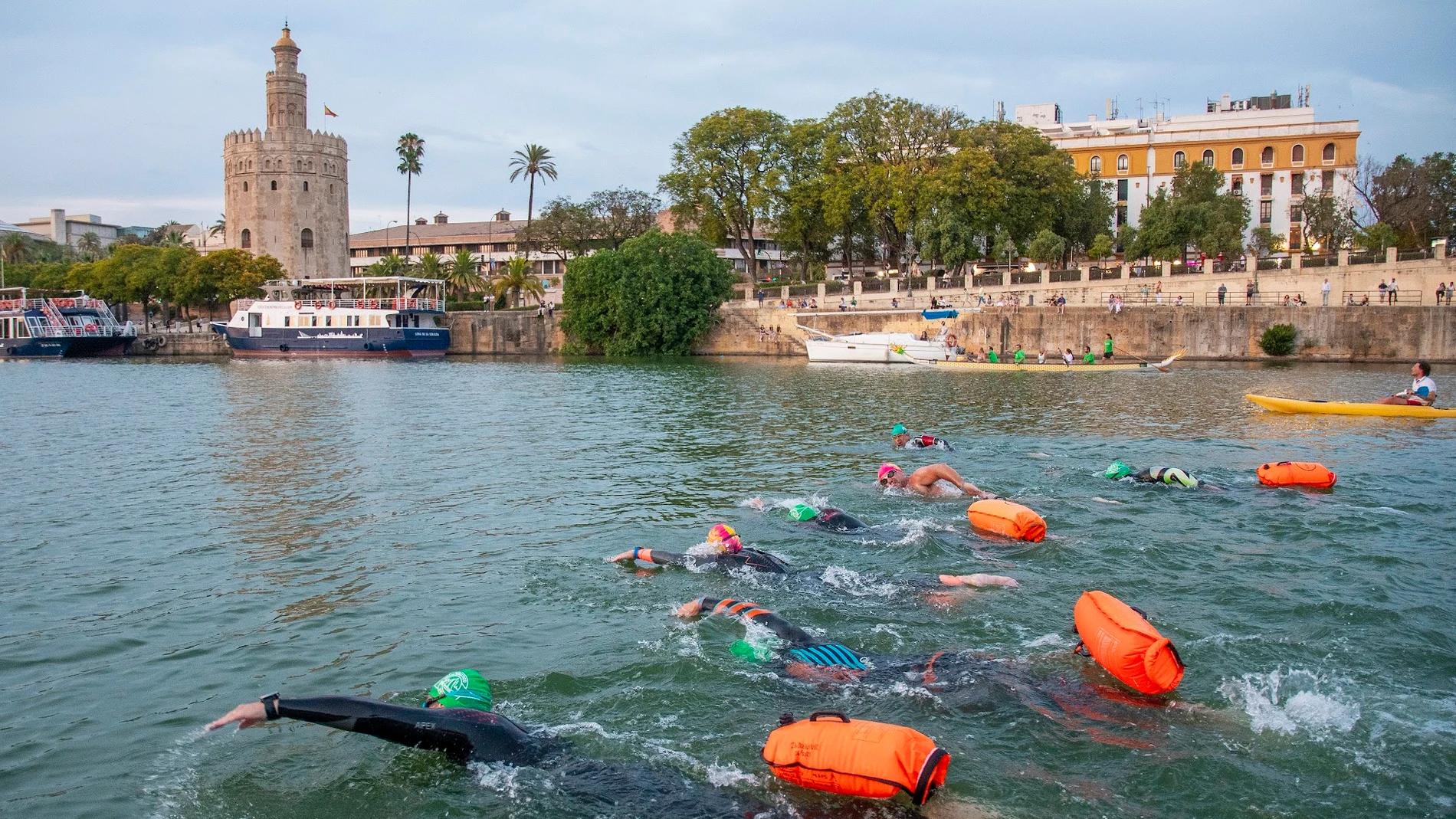Los ocho nadadores culminando el reto tras remontar los 90 kilómetros del Guadalquivir desde Sanlúcar 