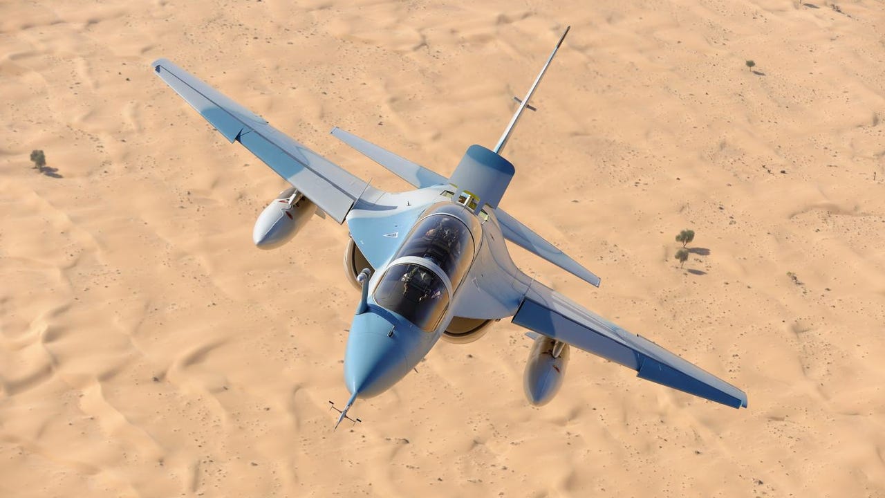 This is the M-346, an Italian jet with great potential to replace the veteran F-5 as a fighter and attack trainer.