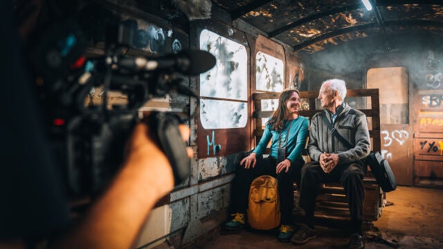 Los usuarios del tren de vía estrecha de León protagonizan el nuevo cortometraje de Isabel Medarde, "El tren del olvido"