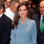 La Reina Letizia con vestido azul.