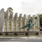 El Monumento a la Victoria en conmemoración del General Franco con su escultura de pie sobre la espalda del ángel volador, Santa Cruz de Tenerife, Islas Canarias, España, mayo de 2017