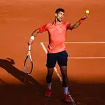 Djokovic se dispone a realizar un servicio en la Philippe Chatrier
