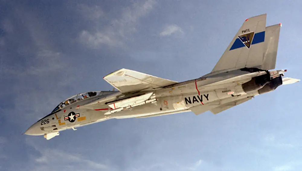 F-14 con misiles AMRAAM bajo sus alas.