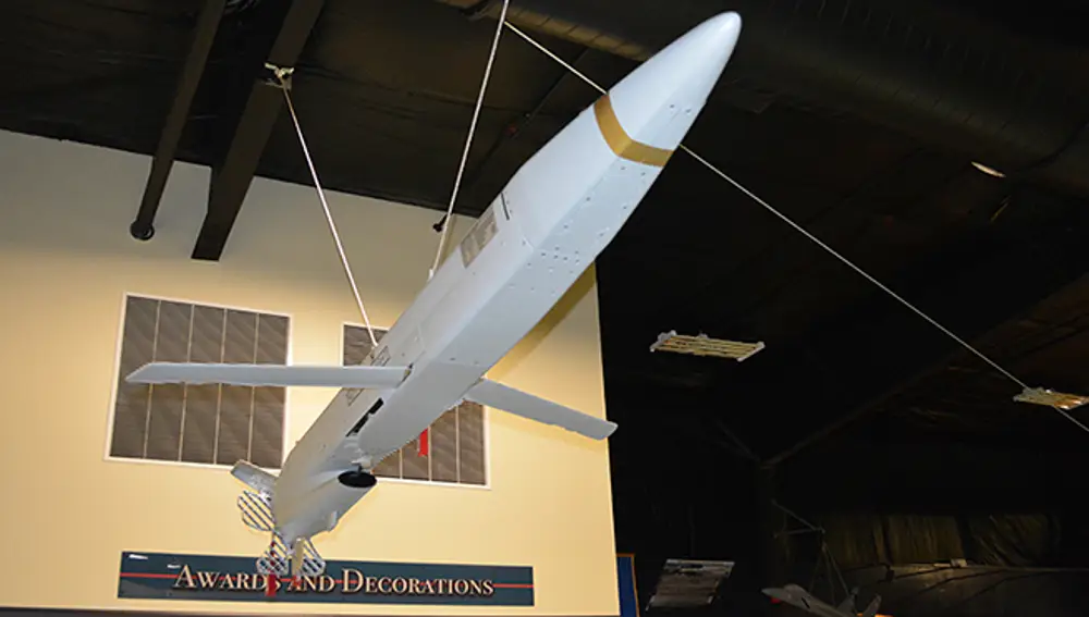 ADM-160B MALD expuesto en Museo de Armamento del Ejército del Aire de Estados Unidos.