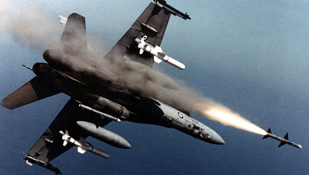 Un F-18A Hornet australiano dispara un misil AIM-7 Sparrow.