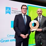 Toni Bru, director de Personas y Organización de Agbar, recogió el premio de la mano de Antonio Garamendi, presidente de la CEOE, entidad anfitriona de la gala