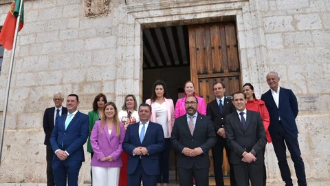Foto de familia de González gago, Conrado Íscar y Miguel Ángel Oliveira, entre otras autoridades, en el acto por los 529 años del Tratado de Tordesillas