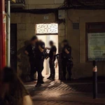 Varias dotaciones de la Policía Nacional mantienen  la vigilancia sobre una vivienda del casco viejo de Miranda de Ebro 