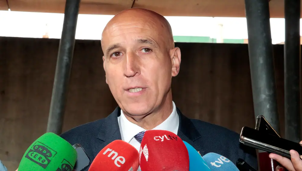 El alcalde de León en funciones, José Antonio Diez, atiende a los medios de comunicación