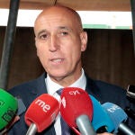 El alcalde de León en funciones, José Antonio Diez, atiende a los medios de comunicación